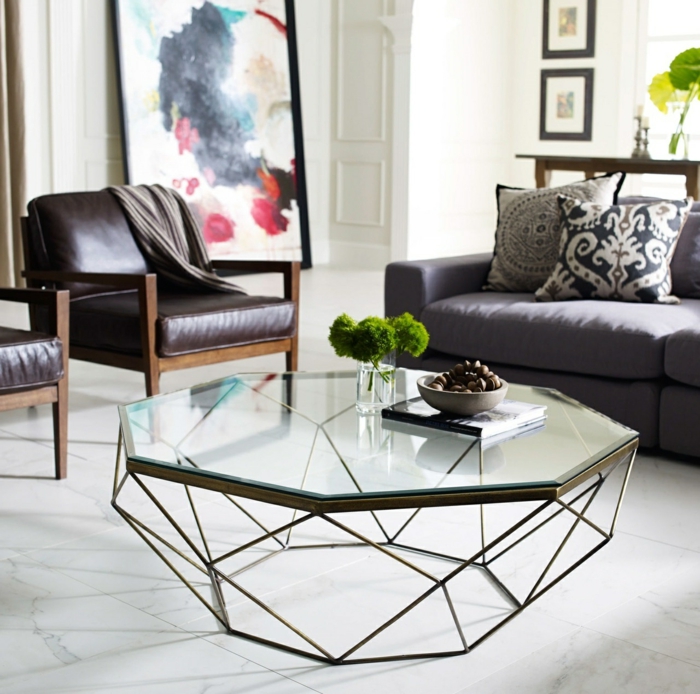 jolie table basse, plantes vertes, fauteuils en cuir, grande peinture encadrée, sofa gris, sol gris