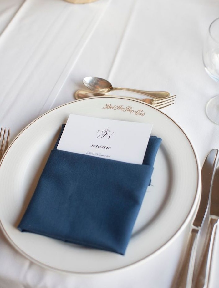 simple pliage en pochette pour votre serviette mariage couleur bleue dans assiette blanche, couverts de table argent
