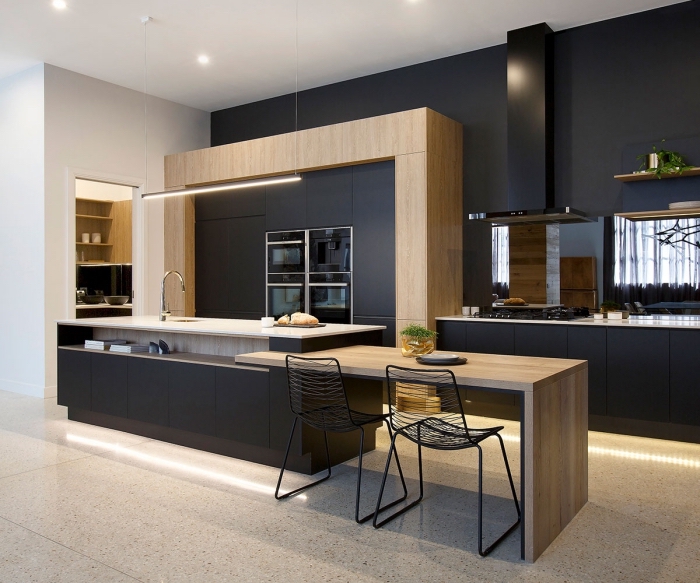 quelles couleurs combiner dans un espace moderne, déco de cuisine tendance au mur noir avec plafond blanc et meubles bois