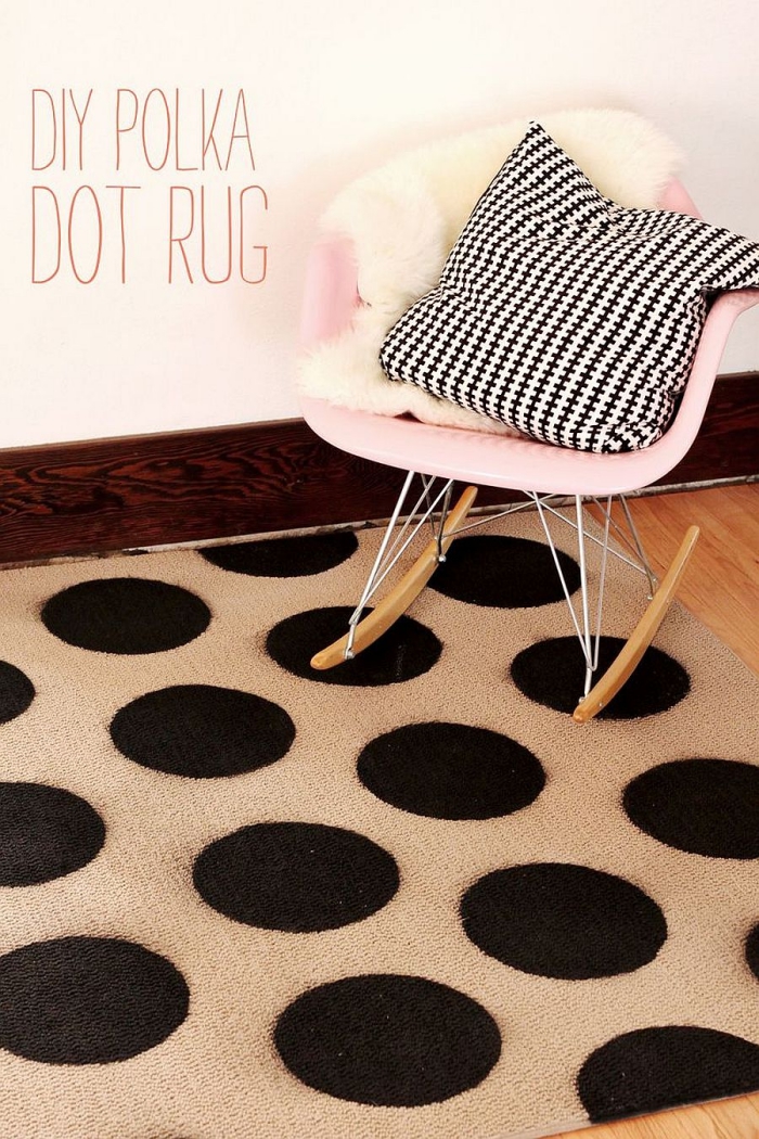 modèle de tapis beige à décoration dots noirs, exemple objet de déco facile à faire soi-même, déco chambre ado