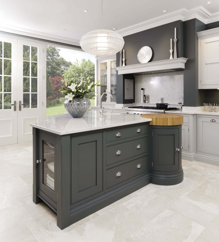 exemple de cuisine avec ilot central, modèle cuisine luxueuse avec plan de travail en marbre et meubles bois peint en gris