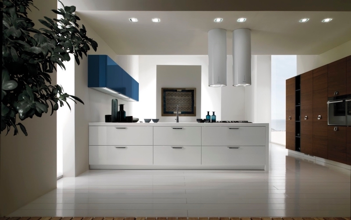 exemple de cuisine avec ilot central, aménagement de cuisine blanche avec meuble haut en couleur, idée éclairage cuisine moderne