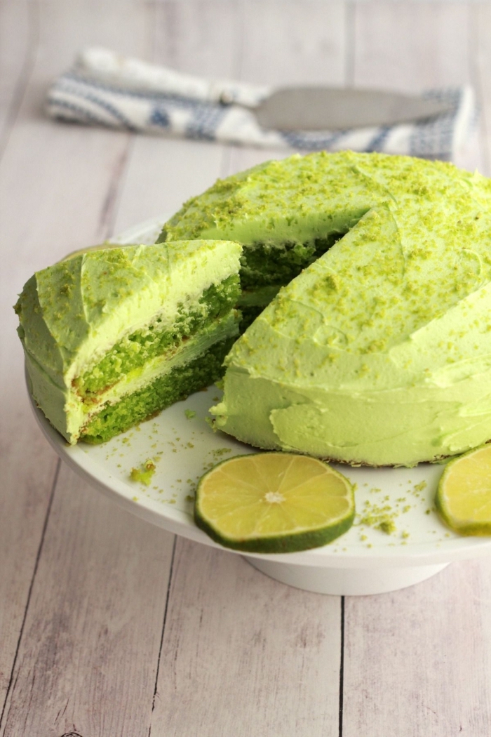 dessert vegan sans gluten, recette de gateau facile et rapide au citron vert, avec un glaçage de crème beurre vegan coloré vert