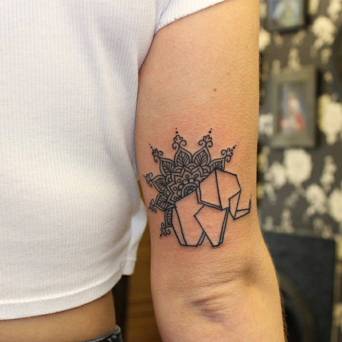 Atypique tatouage infini, idée tatouage poignet femme, inspiration tatouage original, éléphant origami et mandala fleur 