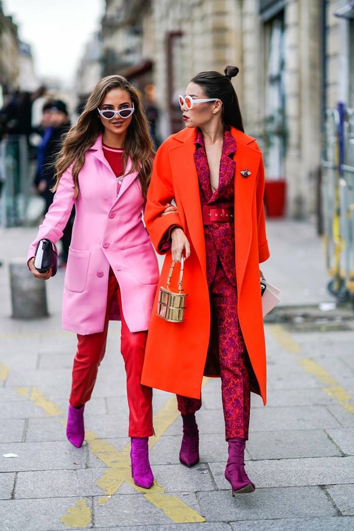 deux filles modernes, manteau rose et manteau rouge néon, combinaison longue motifs floraux