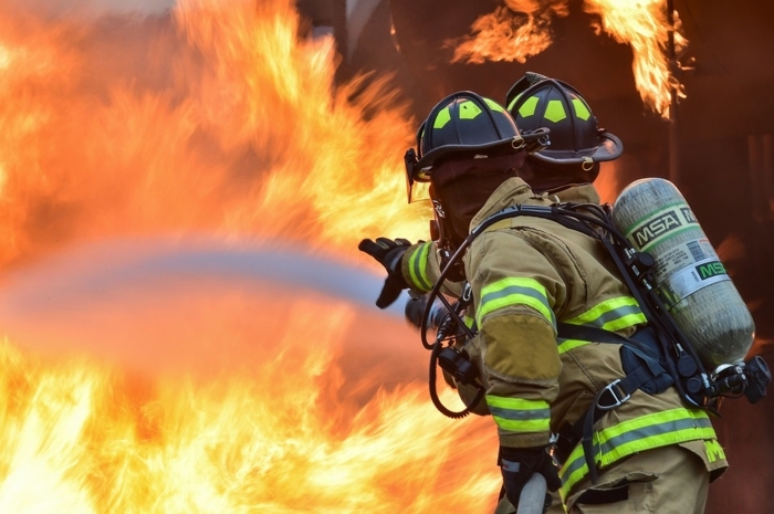 pompiers au sein des flammes, uniformes ignifugées avec réflecteurs, vêtement de travail 