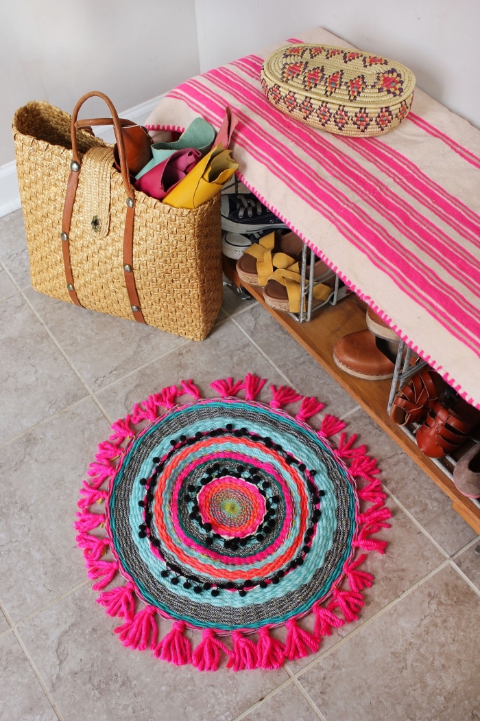 exemple de tapis rond diy en corde avec décoration en mini pompons et tassels, modèle de tapis style bohème ou hippie