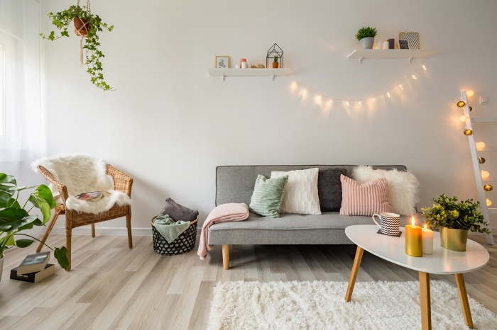 ambiance cozy et romantique dans un petit salon scandinave décoré avec des plantes vertes et des guirlandes lumineuses