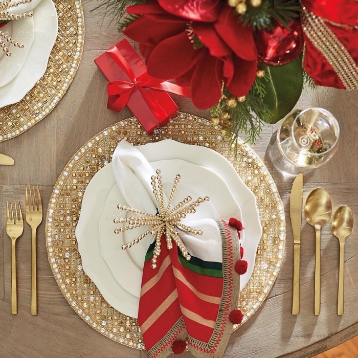 quelles couleurs utiliser pour une table de noel, magnifique décoration de noel avec vaisselles et assiettes dorées, joli pliage de serviette en tissu