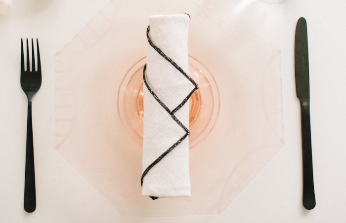 exemple de pliage de serviette en papier 2 couleurs, table pour fête stylée avec nappe blanche et serviette en tissu
