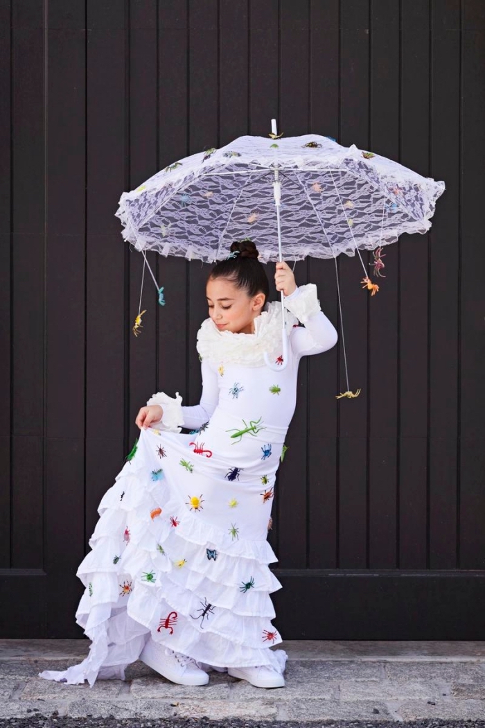 modèle de costume fait main pour enfant, déguisement de Halloween original avec robe et parapluie décorés d'araignées en plastique
