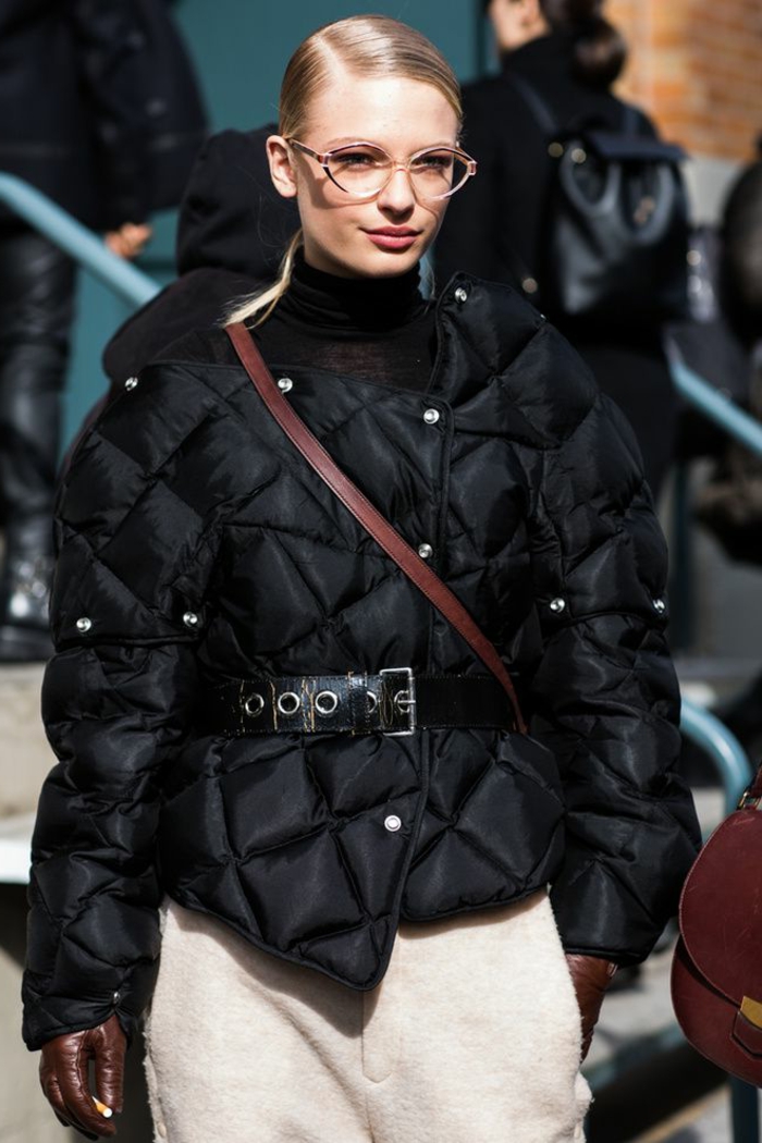 doudoune femme chaude couleur noire, sac épaule, pantalon moelleux couleur crème, gants en cuir marron