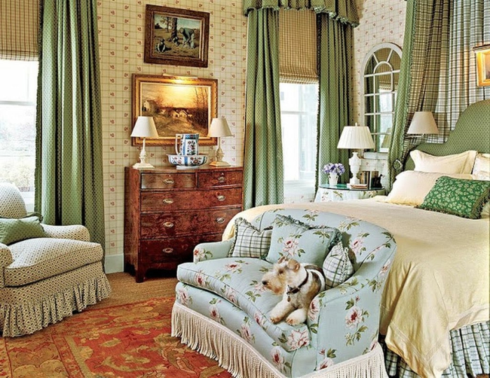 tapissiers de fauteuils frangés, tapis persan, commode en bois vintage, peintures encadrées, rideaux verts, miroir fenêtre