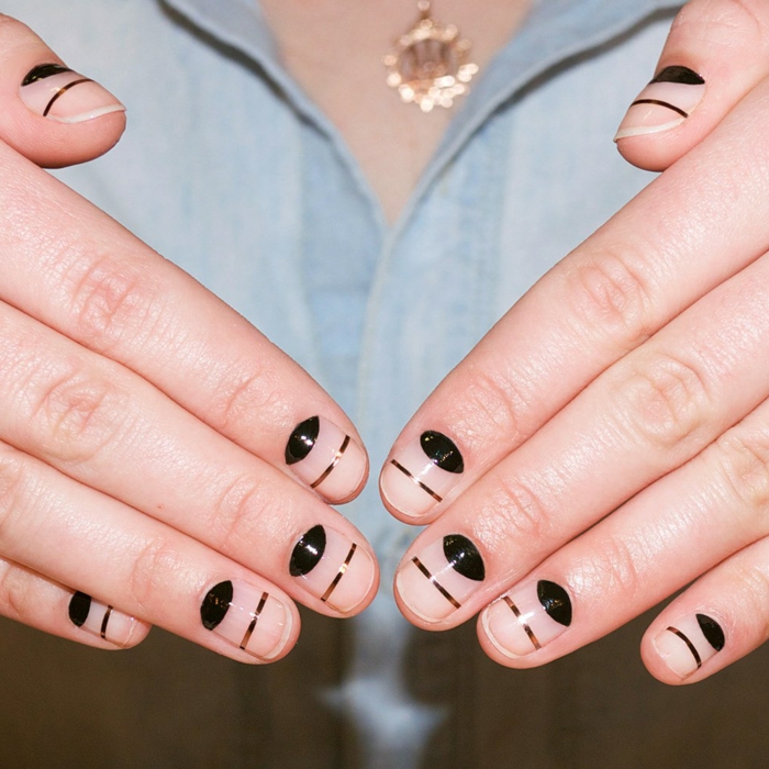 nail art géométrique, ongles décorés courts, manucure demi lune et bande adhésive