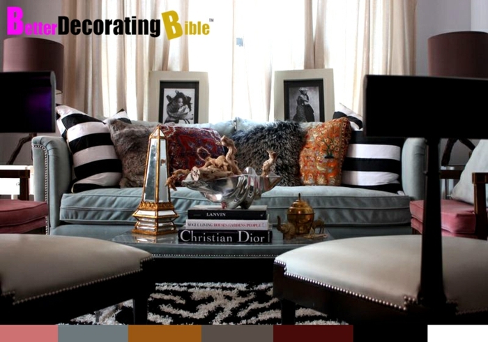 tapis noir et blanc, chaises vintage, lanterne en verre et métal doré, sofa gris, coussins déco, peintures encadrés