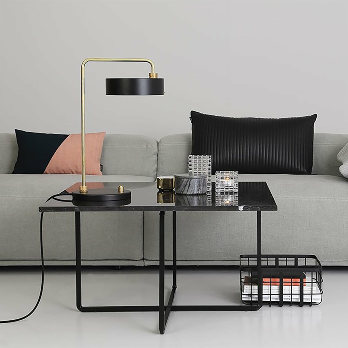salle de séjour gris, table noire, lampe de table moderne, coussins déco, panier de rangement contemporain