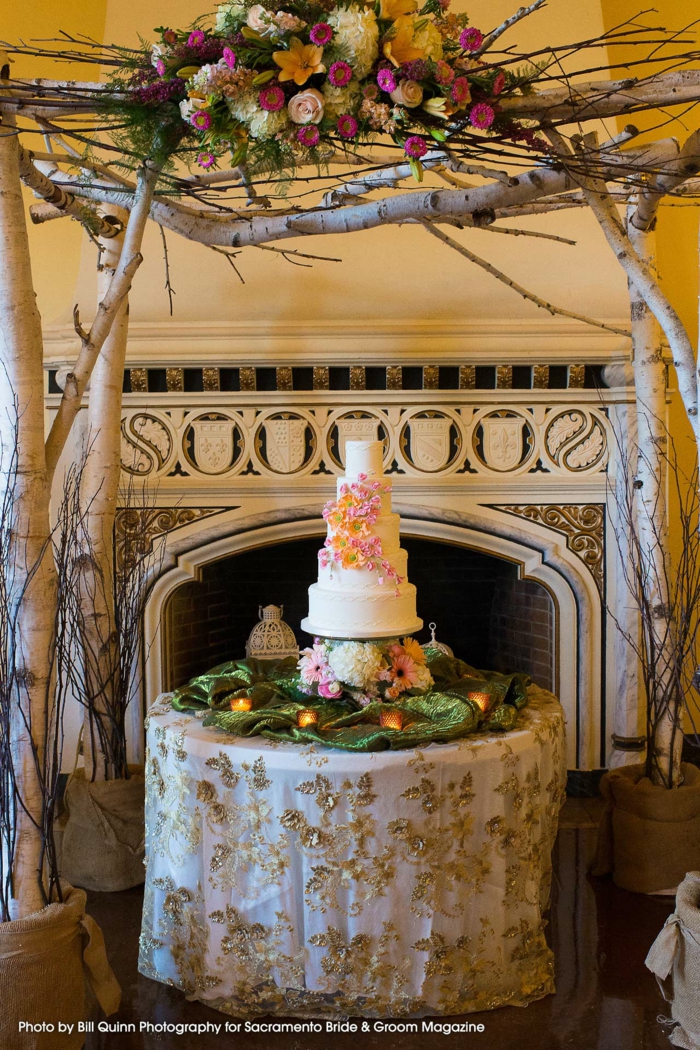 Les plus beaux gâteaux, beaux gateaux anniversaire simple et beau art culinaire, exposition gateau sur table avec drap doré sous un arc