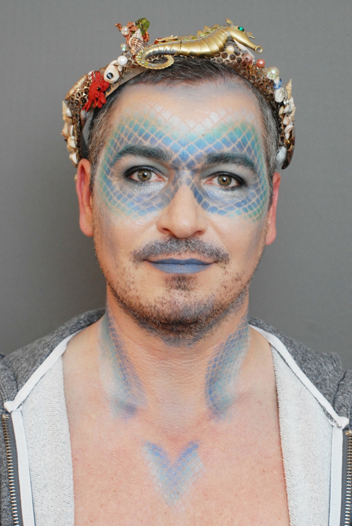 homme aux lèvres bleues, peinture visage à l'aérosol, diadème originale et colorée