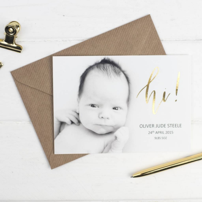 carte d'annonce bébé personnalisée avec photo et lettres dorées, idée faire part naissance avec photo et date de naissance