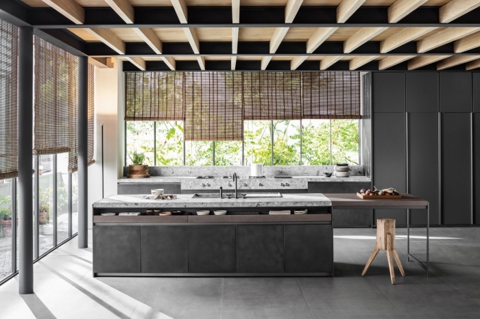 modèle plafond noir avec poutres bois, idée agencement cuisine moderne avec îlot central, exemple de cuisine aménagée