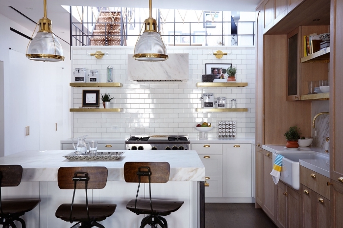 comment aménager une cuisine équipée moderne avec crédence mur effet briques blanches et accessoires à finition or