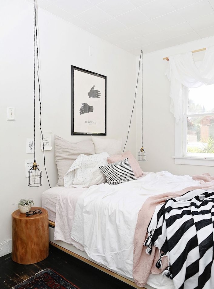 rondin de bois pour le chevet d un lit en ligne maison rose, blanc et gris perle, lampes suspendues originales, parquet bois foncé, deco chambre scandinave