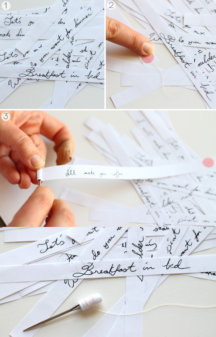 calendrier de l avent adulte avec des activités en famille écrites sur des bandes de papier à enrouler et mettre dans boule de noel transparente