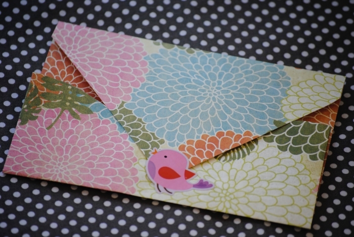 faire une enveloppe en papier motif fleuri joyeux avec fermeture sticker oiseau, jolie papeterie origami pour vos plus belles occasions