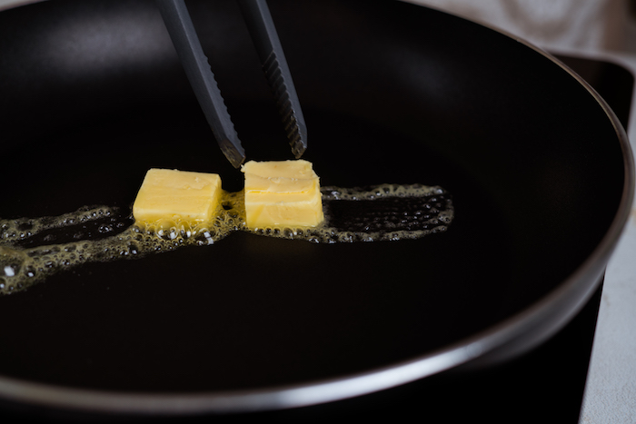 faire fondre du beurre dans une poele, pain perdu brioche roulé recette simple et rapide