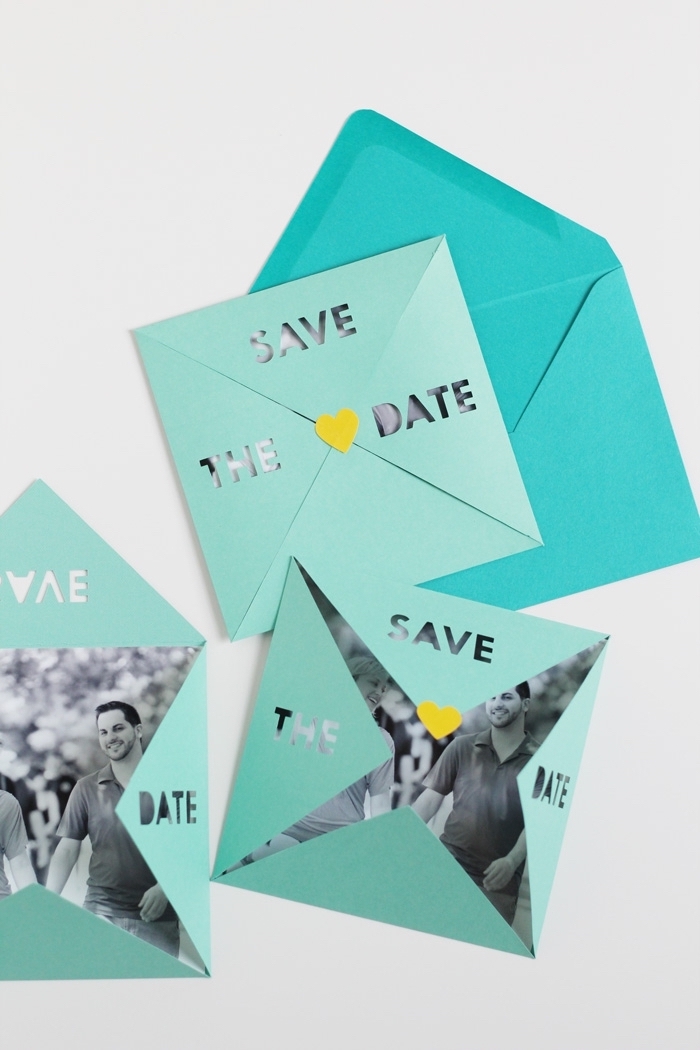 faire-part de mariage en forme de pochette origami avec découpes au laser, fermée avec un sticker coeur, fabriquer une enveloppe originale pour un faire-part de mariage