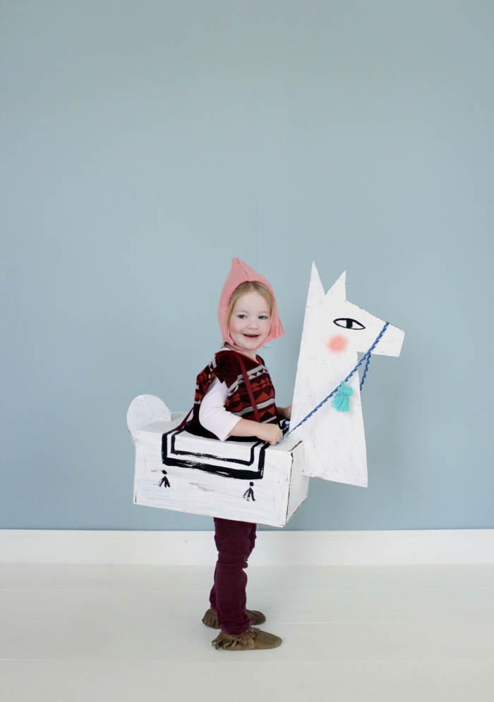 magnifique costume enfant pour halloween, deguisement halloween maison en carton, costume de lama DIY en carton