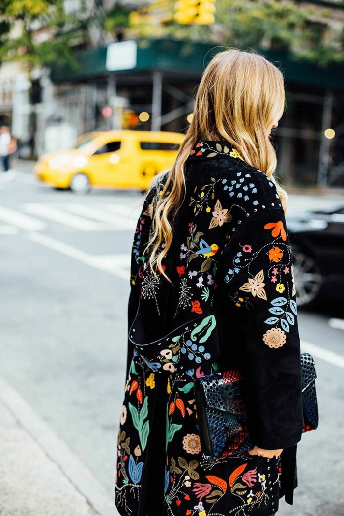 Photo de manteau excentrique, coloré manteau fleurie, femme look bohème chic inspiration, le style new yorkais 