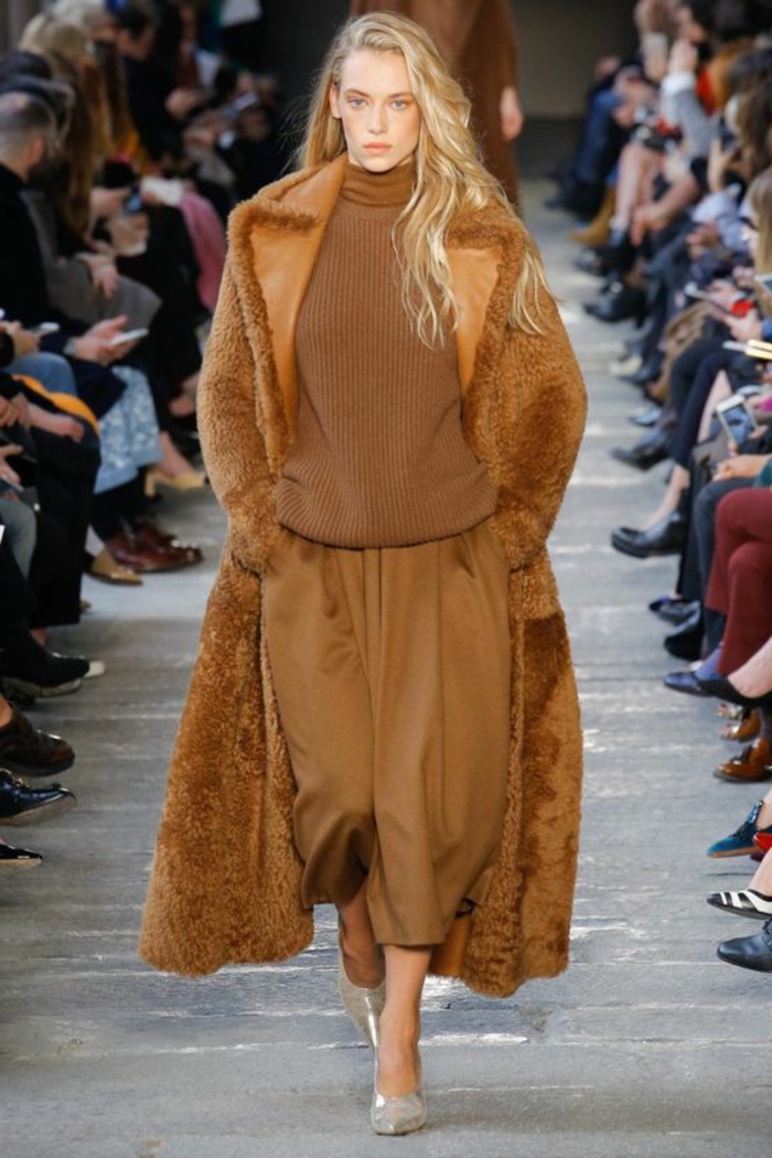 un modèle qui présente un manteau teddy bear, blouse chocolat, pantalon cognac ample