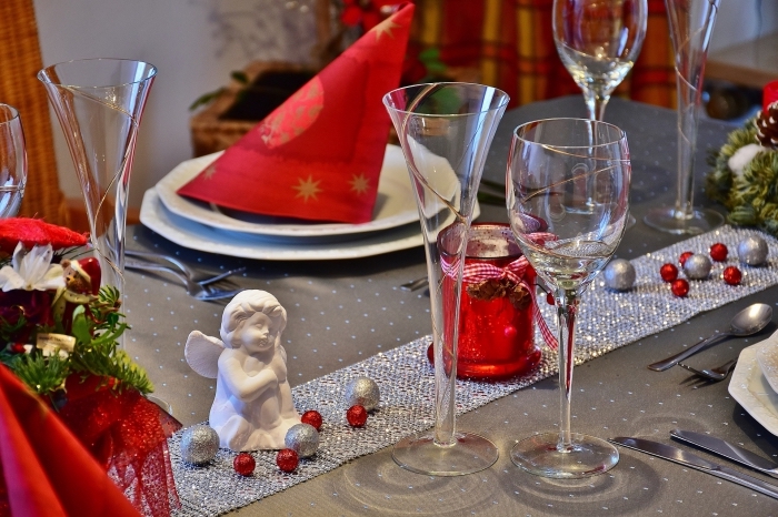 idée pour un pliage serviette papier ou tissu rouge, arrangement table en couleurs gris et rouge avec figurines de noel