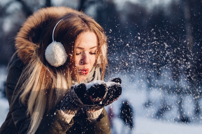 joli fond d écran hiver avec une fille qui joue avec la neige, idée photo hiver à télécharger gratuitement sur son pc