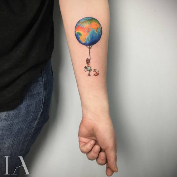 Tatouage amitié, choisir mon premier tatouage, originale idée de se faire tatouer. lo monde dans les mains d une fille qui le tiens comme un ballon