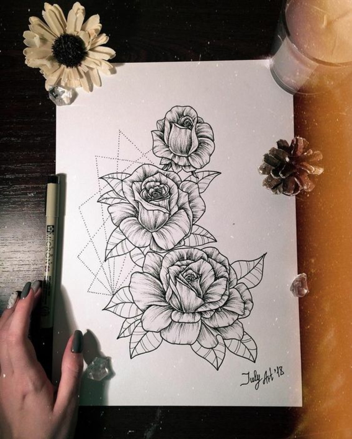 Tatouage manchette femme, quoi dessiner sur sa peau etre cool avec un tattoo florale avec motifs géométriques qui encadrent le dessin simple 