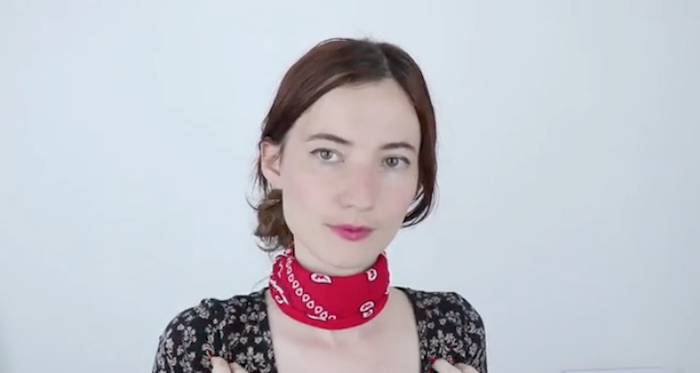 comment porter un foulard rouge bandana autour du cou à la française