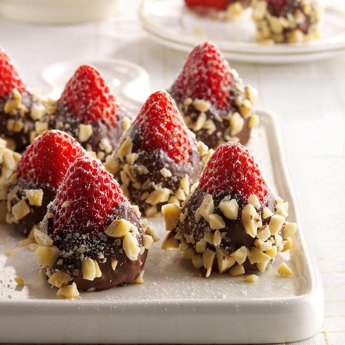 dessert sain, fraises au chocolat et noix, repas d anniversaire original pour enfant, préparation menu pour enfant
