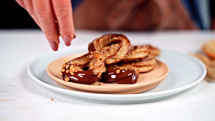 garnir de chocolat noir et croquant les churros maison healthy avec peu d ingredients