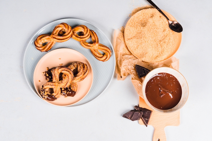 garnir les churro de chocolat noir fondu et de croquant recette gouter enfant