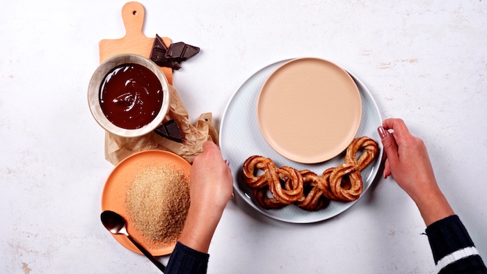 garnir les churros cuits de cassonade et chocolat noir fondu étape pour faire un dessert international