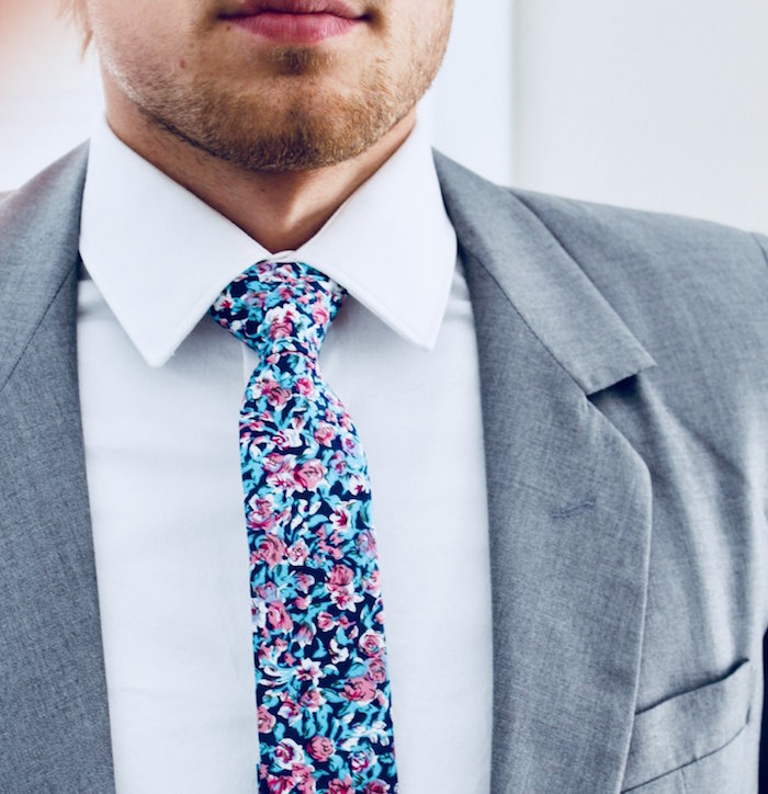 comment porter cravate avec motif fleurs colorée pour égayer un costume gris simple et sobre 