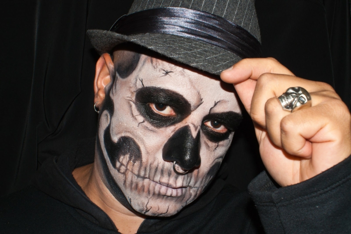 maquillage halloween squelette, bague tête de mort, chapeau cylindre, dents et structure du crâne apparente