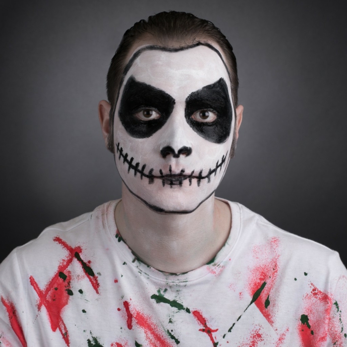 homme maquillage halloween simple, t-shirt blanc aux taches, maquillage diy pour halloween