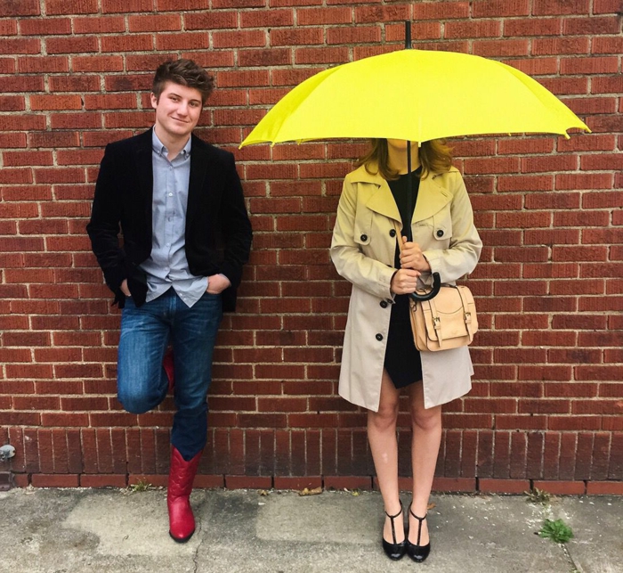 Original theme de soiree insolite, soirée déguisée, theme de party soiree, Ted Mosby et sa épouse avec le parapluie jaune