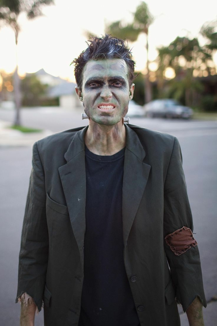 maquillage halloween homme, visage vert, maquillage qui fait peur, héros monstrueux, coiffure courte, longue veste homme