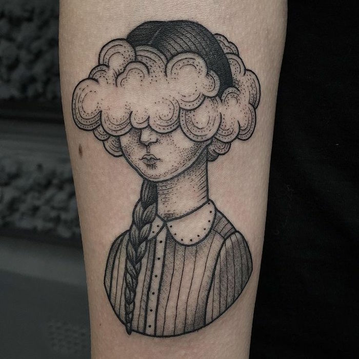 Inspiration tatouage soeur, tatouage avant bras cool idée pour se tatouer, tatouage portrait de fille avec tete dans les nuages, tatouage nuage original