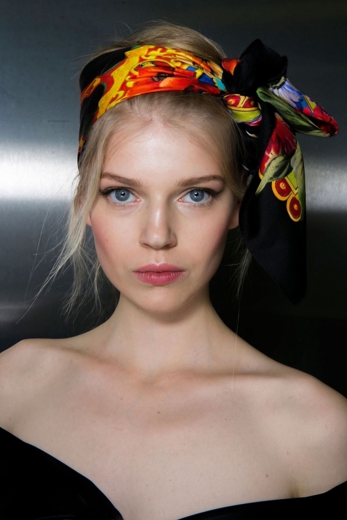 modèle de foulard cheveux femme multicolore aux motifs fleuris, idée coiffure facile aux cheveux en chignon avec foulard tête