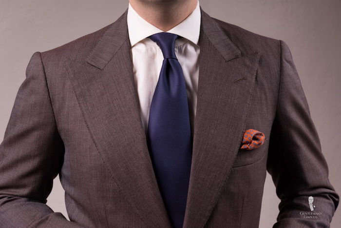 comment fare un noeud avec modele de cravate en soie bleu marine et costume gris foncé 